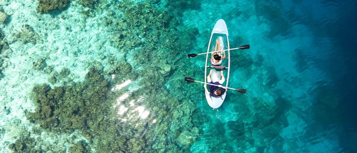 Golfe de Porto en Corse avec tour génoise et eaux turquoise au coucher du soleil