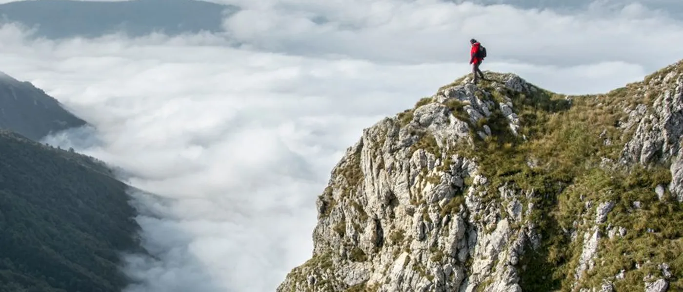 Guide de montagne accompagnant un groupe de randonneurs en Corse