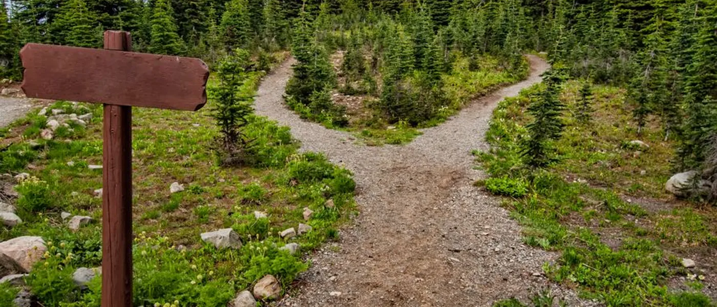 Sentier de traversée à travers les montagnes corses avec vue sur la mer au loin